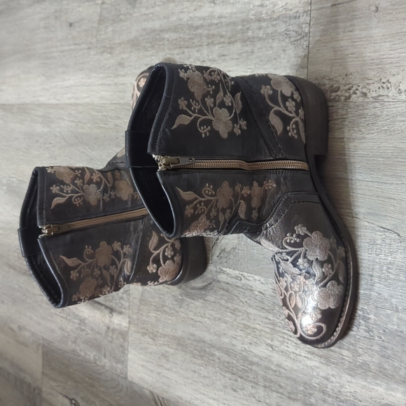 Taos Privilege Embroidered Boots - Picture 3 of 8